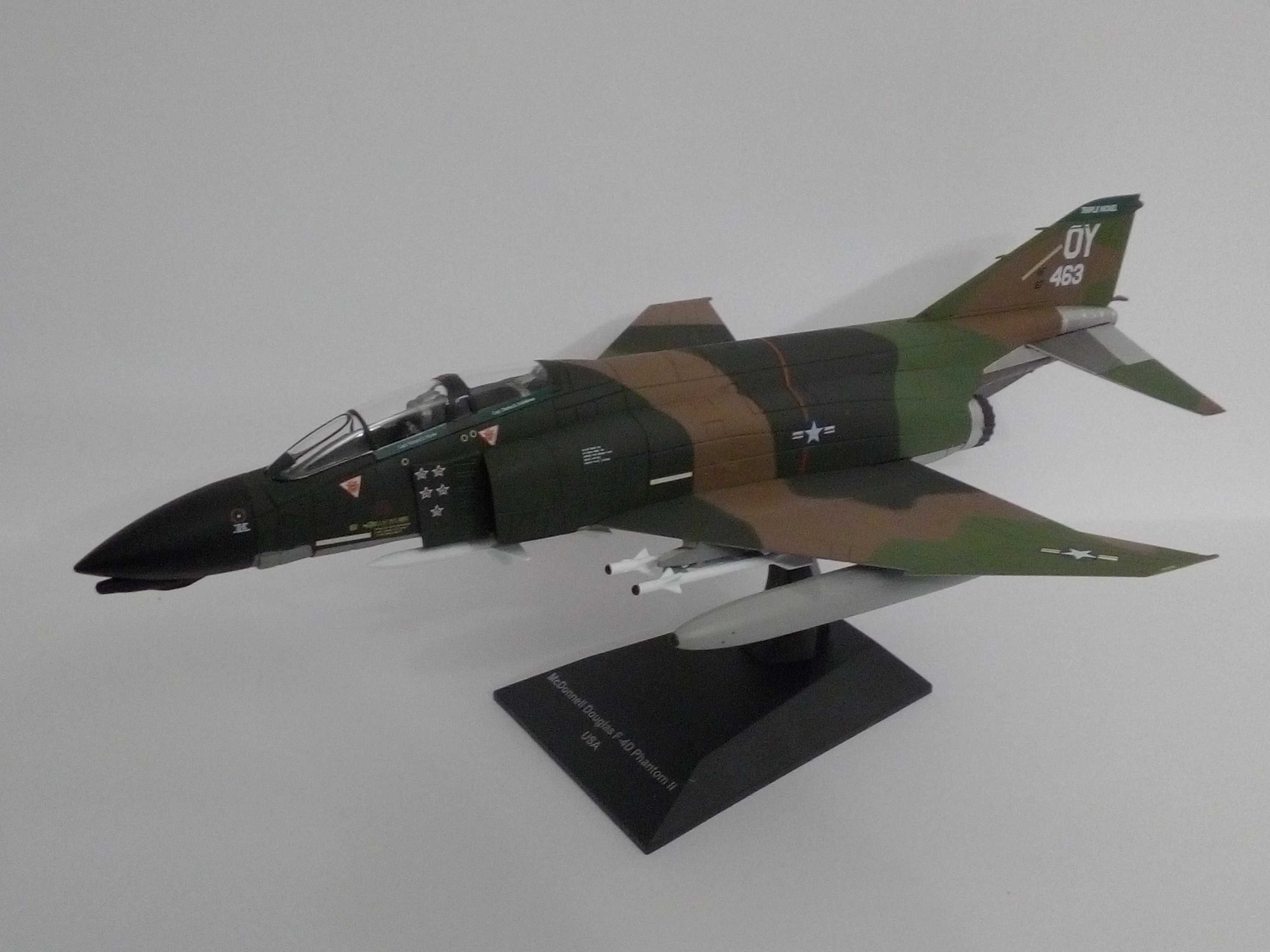 Vendo avião F-35A e F-4E