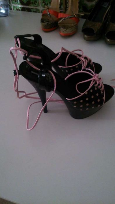 Sandálias novas em bom estado