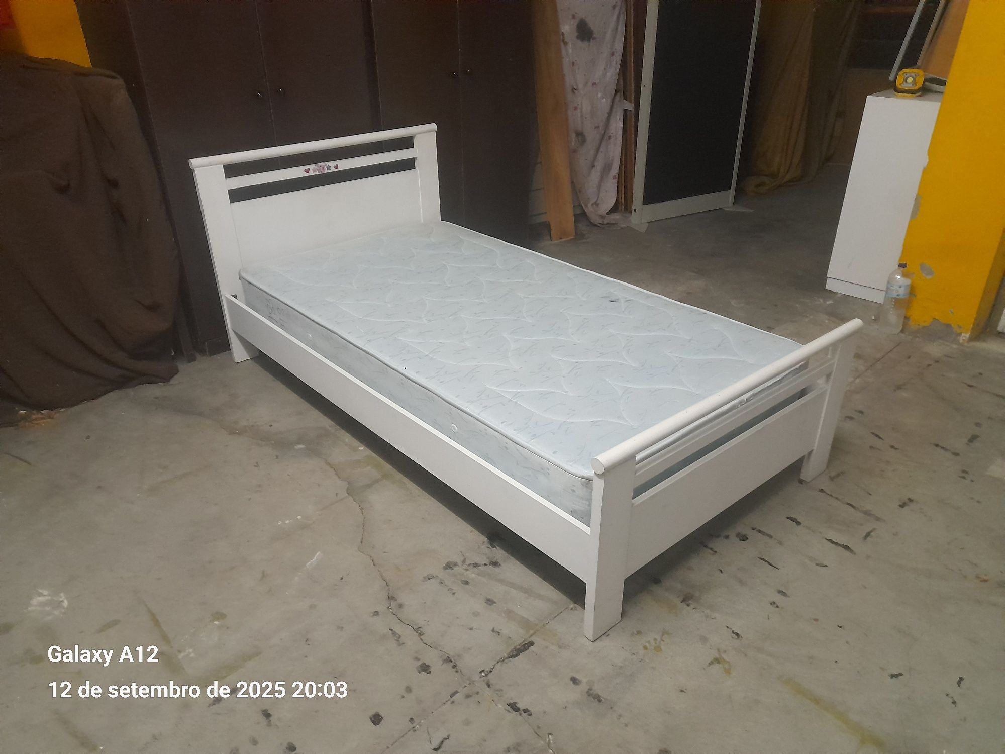 Cama branca solteiro com estrado e colchão
