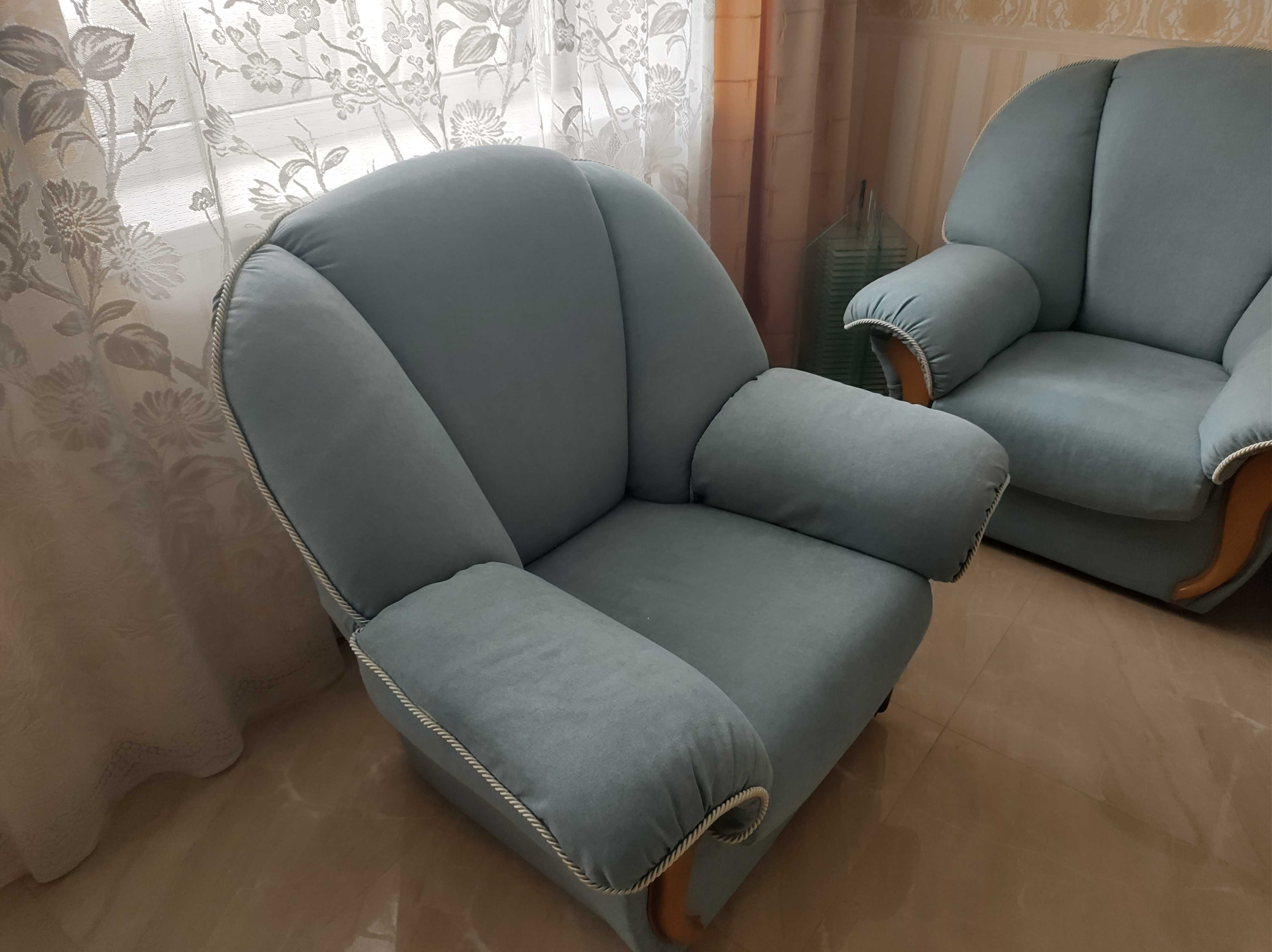 Мягкий уголок: диван и два кресла