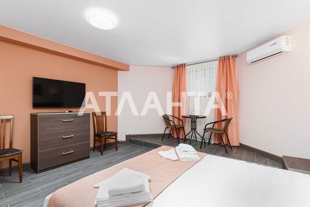 Гостиница в пешей доступности 13 фонтана! Бассейн!