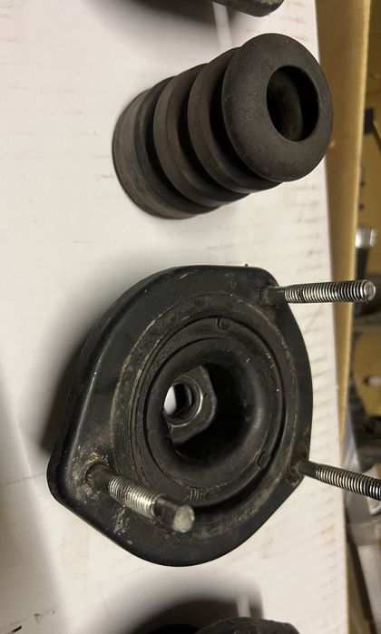 Продам задні рпрри амортизатора Toyota Camry 40