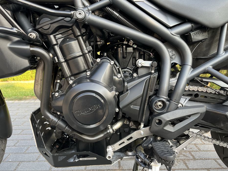Triumph Tiger 800 z 2012 roku wyglada  jak nowy