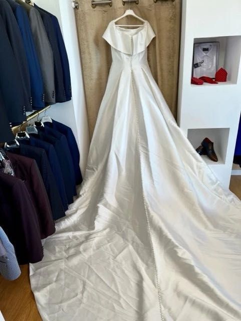 Vendo vestido com oferta de véu e saiote (NOVO)