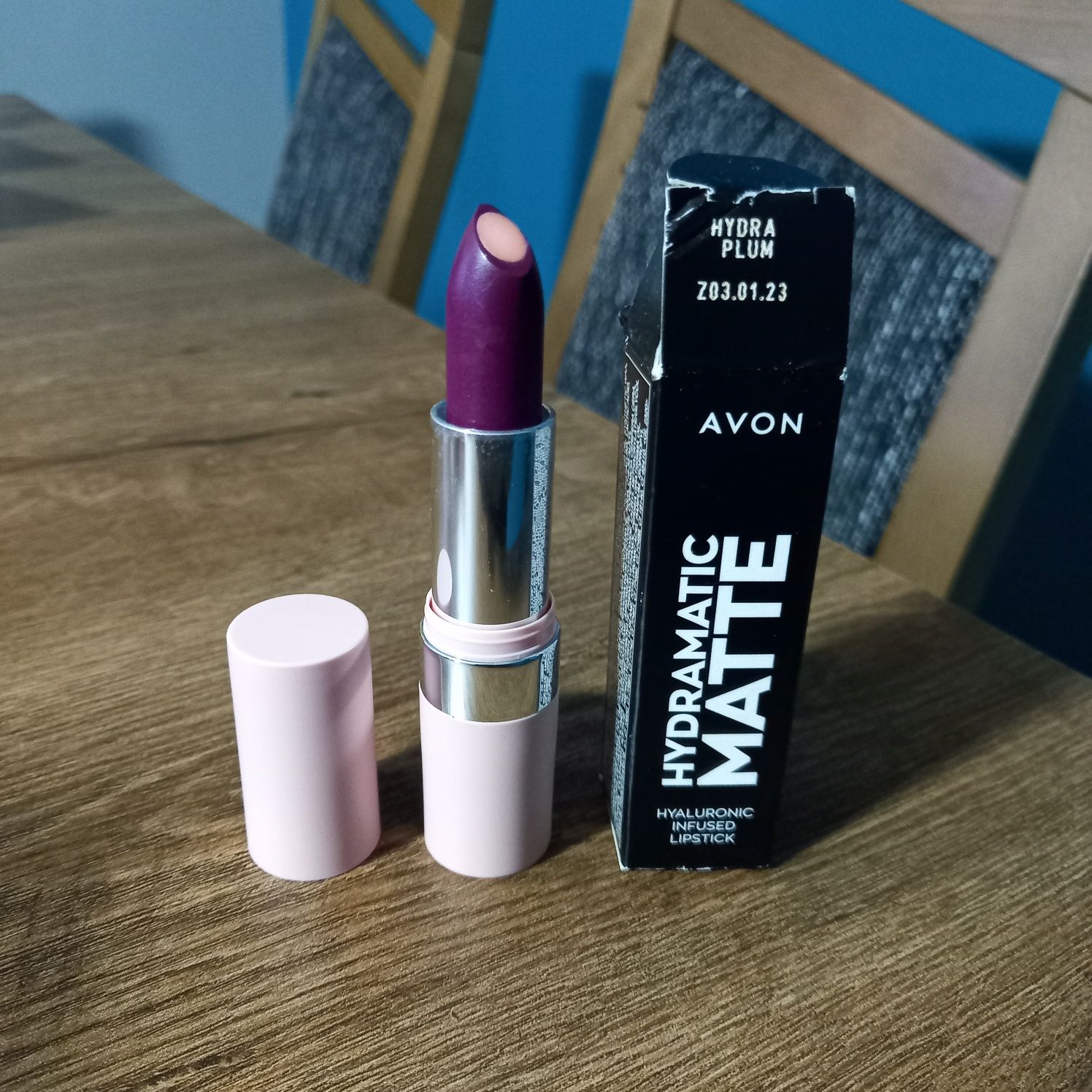 Avon Hydramatic Matte szminka z kwasem hialuronowym Hydra Plum