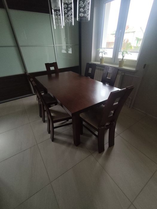 Stół drewniany z krzesłami