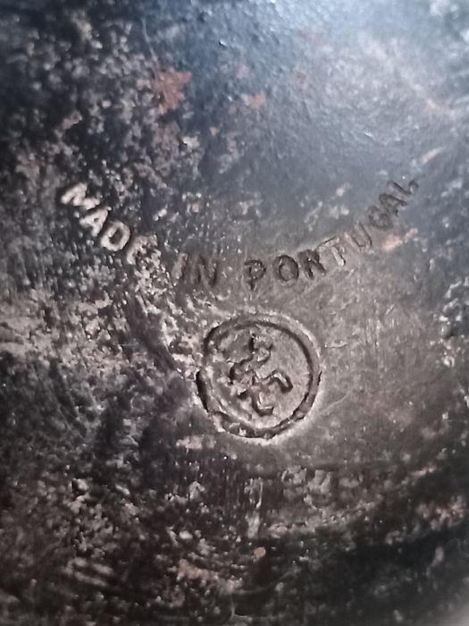 Panela de ferro forjado antiga para aquecer sobre a lenha