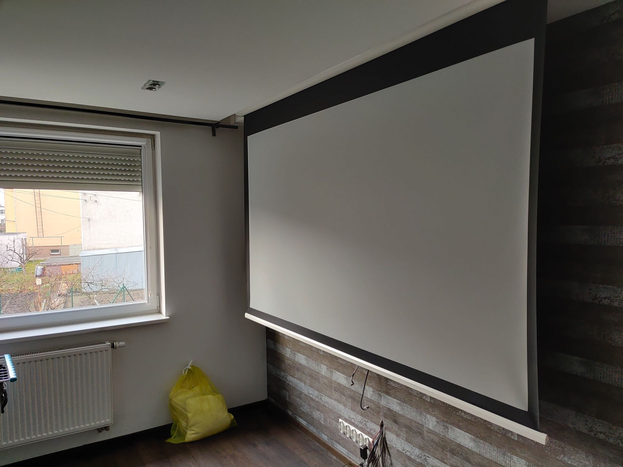 Ekran projekcyjny Adeo Screen Reference Grey 108"