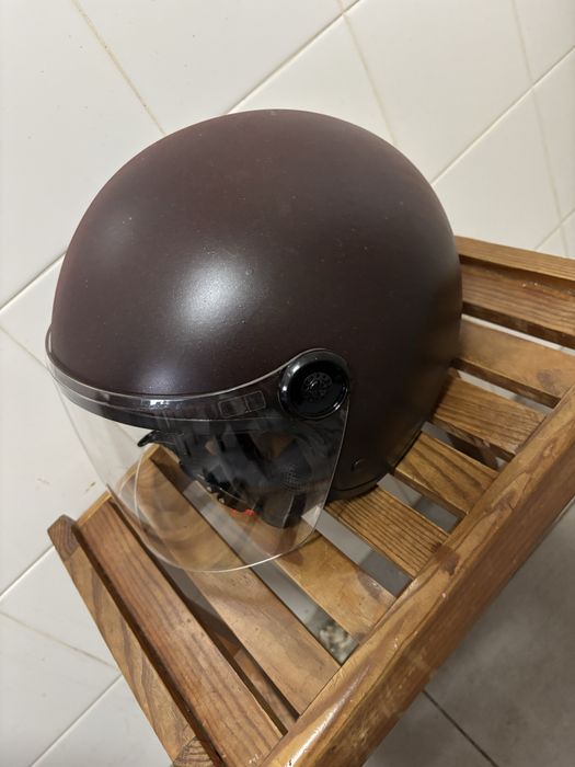 Capacete novo viseira apenas com poucos riscos