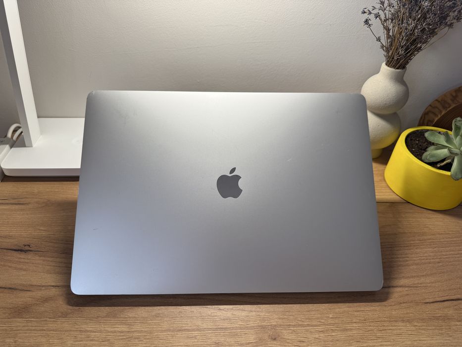 MacBook Pro 16 2019 Intel i9 32GB RAM 512GB Radeon 5500 4Gb