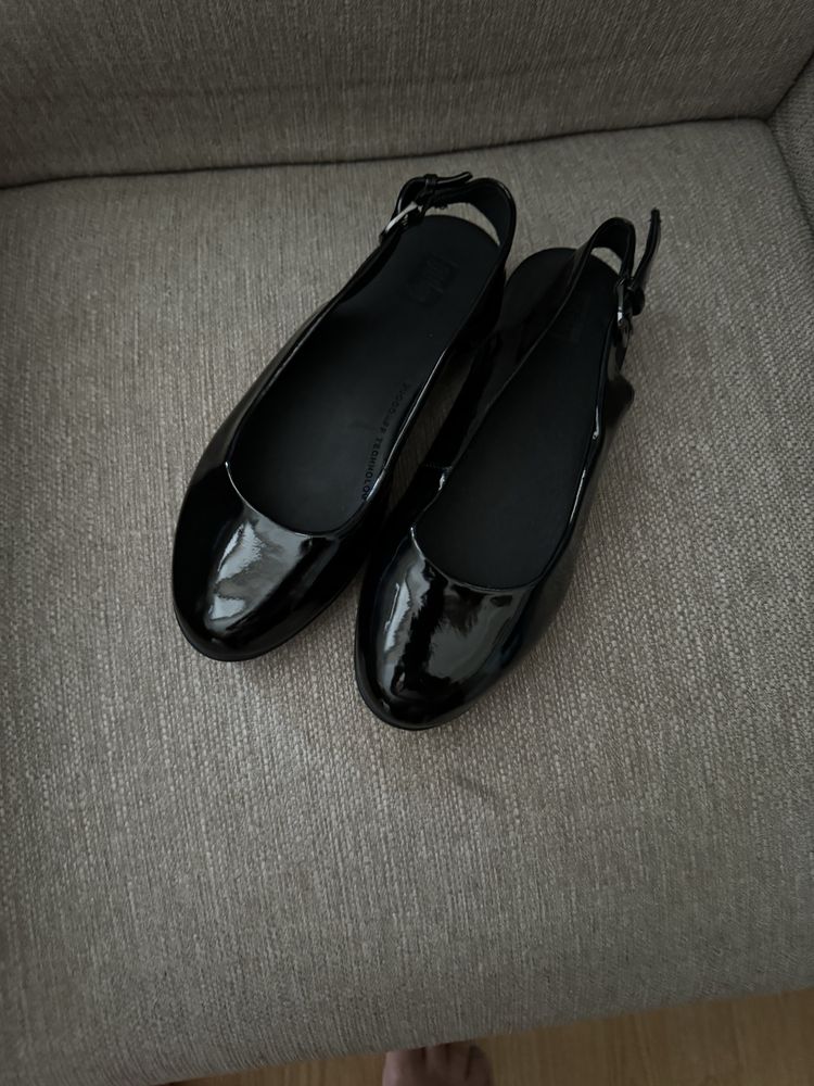 Кожаные( лак) босоножки, на девочку ,Fitflop
