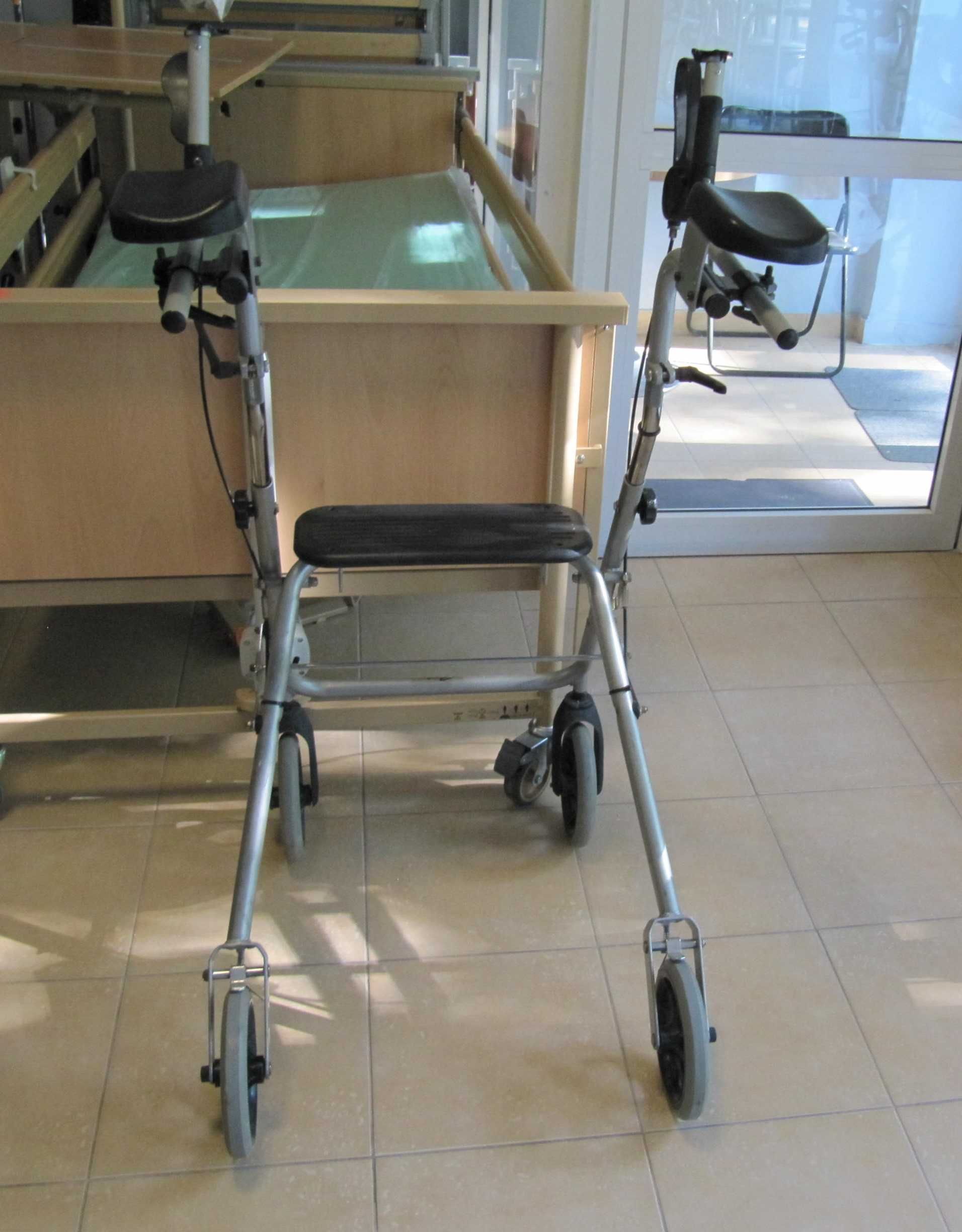 Ambona rehabilitacyjna (chodzik) z podparciem pod łokcie