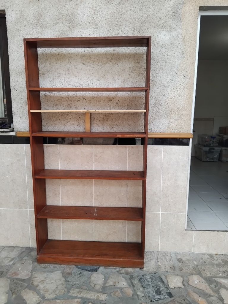 Estante e secretaria e mesa