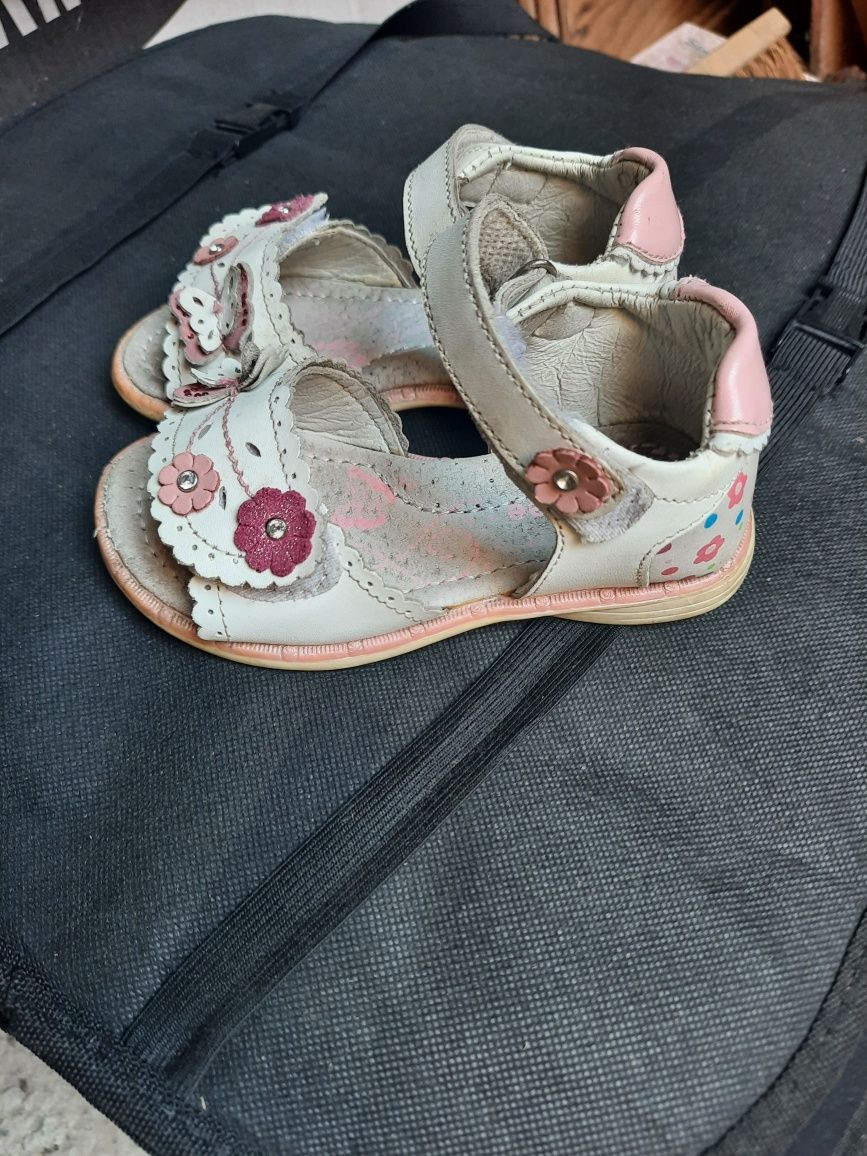 Sandałki dla dziewczynek