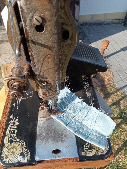 Maszyna do szycia Singer z napędem elektrycznym.
