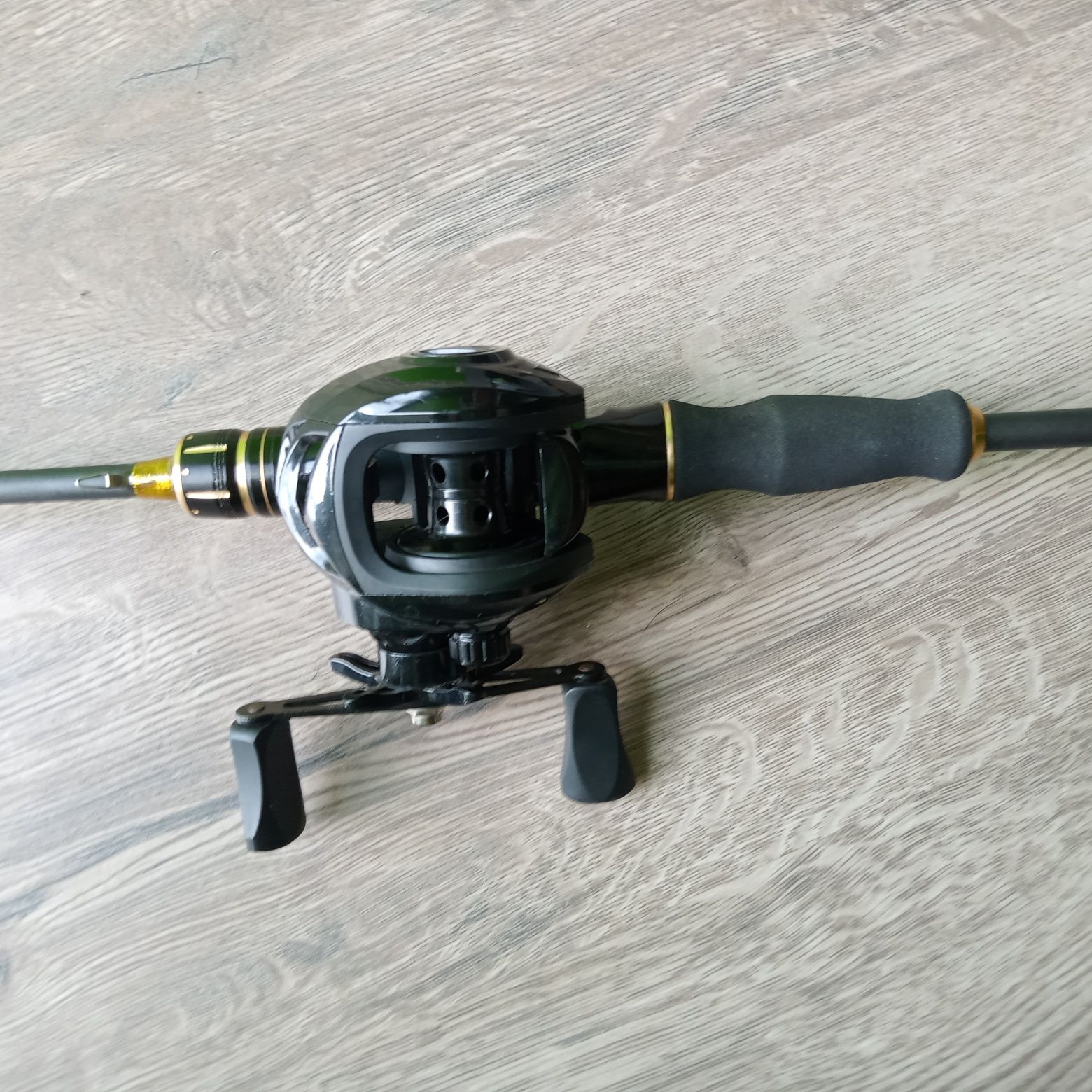 Wędka castingowa z multiplikatorem