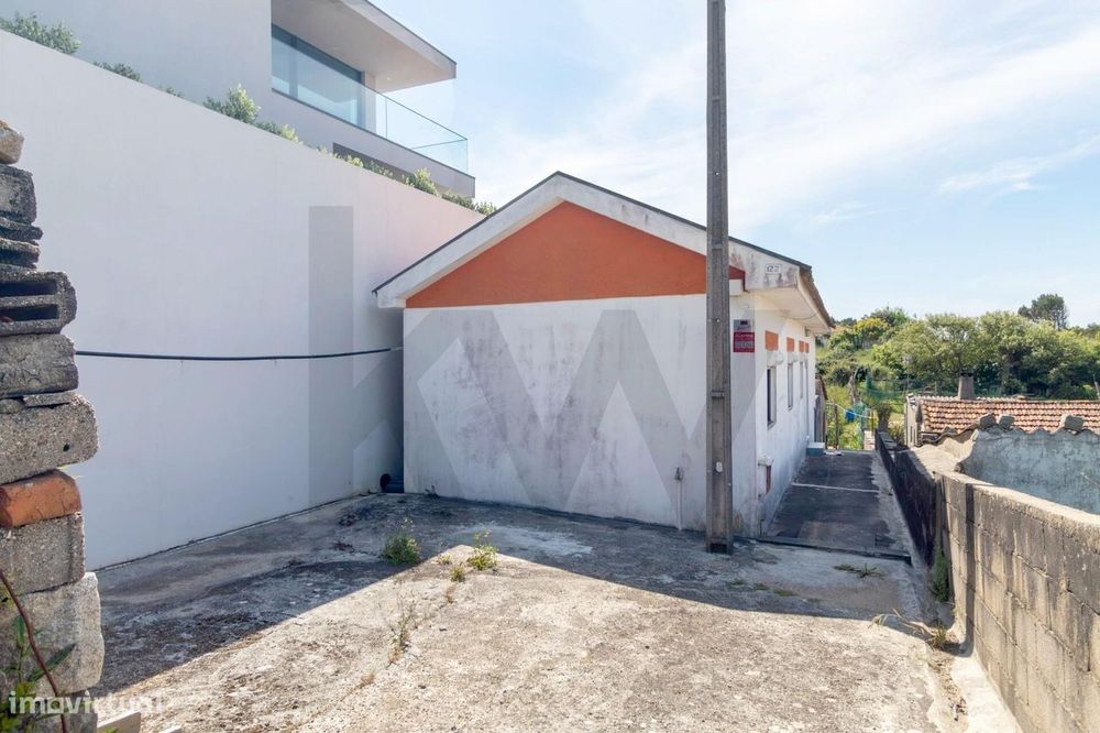 ️ Moradia T2 para Reabilitar a 200m da Praia de Salgueiros – Vila No