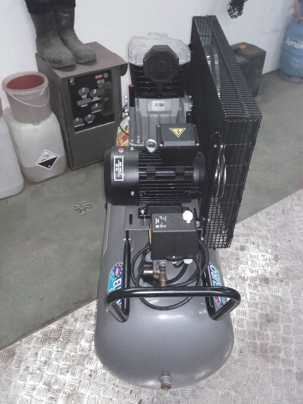 Kompresor HL 425-150 Pro 150 l 317 l/min 10 bar 3 KM 2.2 kW Dwutłokowy
