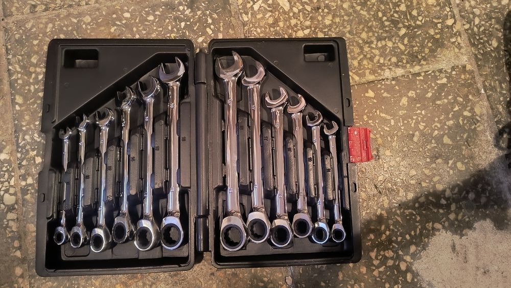 Zestaw kluczy płasko oczkowych z grzechotką