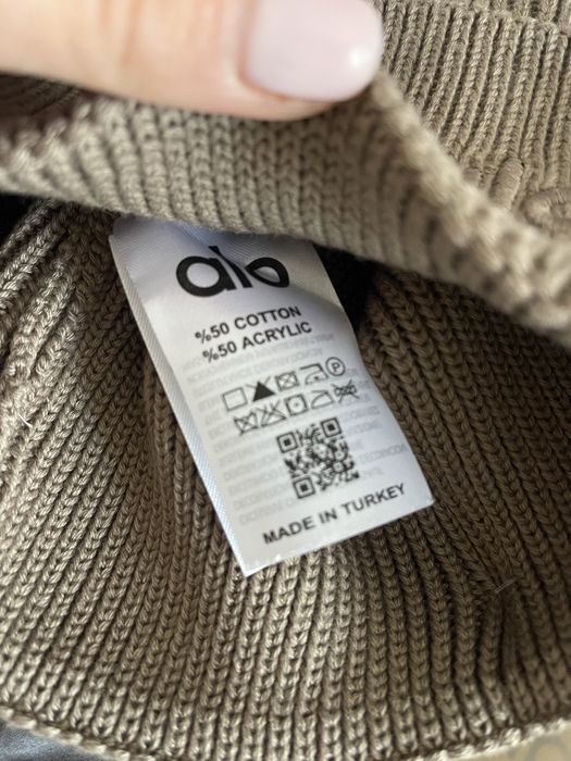 Шапка Alo Yoga.