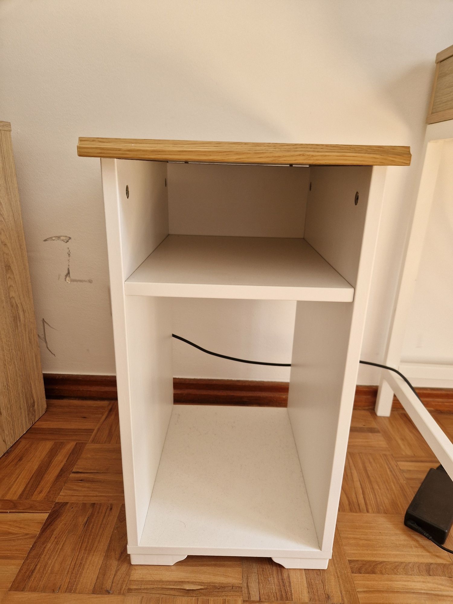 Mesa de cabeceira / móvel de casa de banho