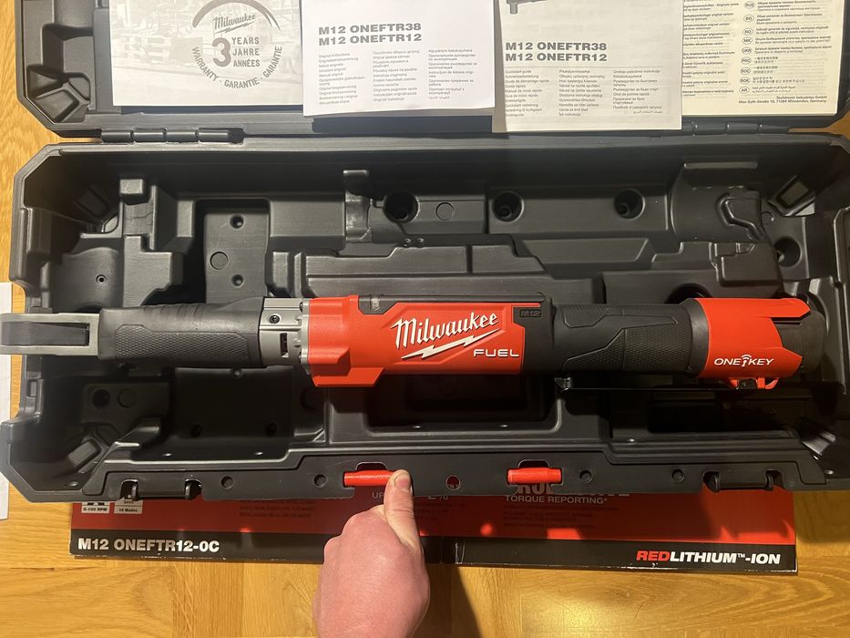 Klucz dynamometryczny Milwaukee M12 ONEFTR12-0C