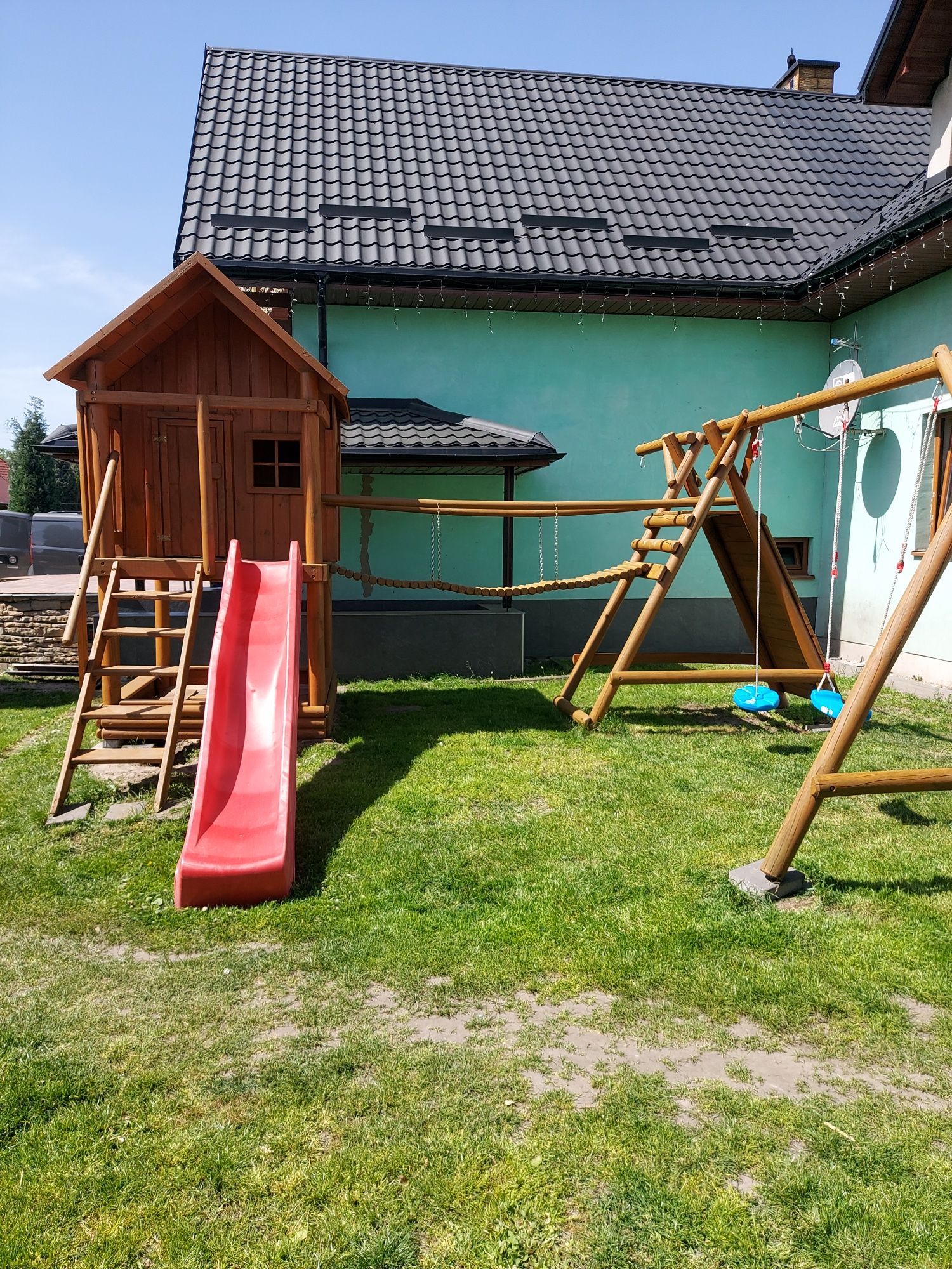 Duży plac zabaw dla dzieci dziecka domek zjeżdżalnia wspinaczka
