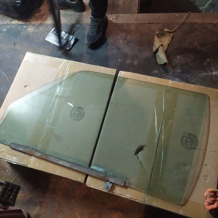 Скло BMW e30 купе 2 задні глухі передне ліве і заднє з підігрівом