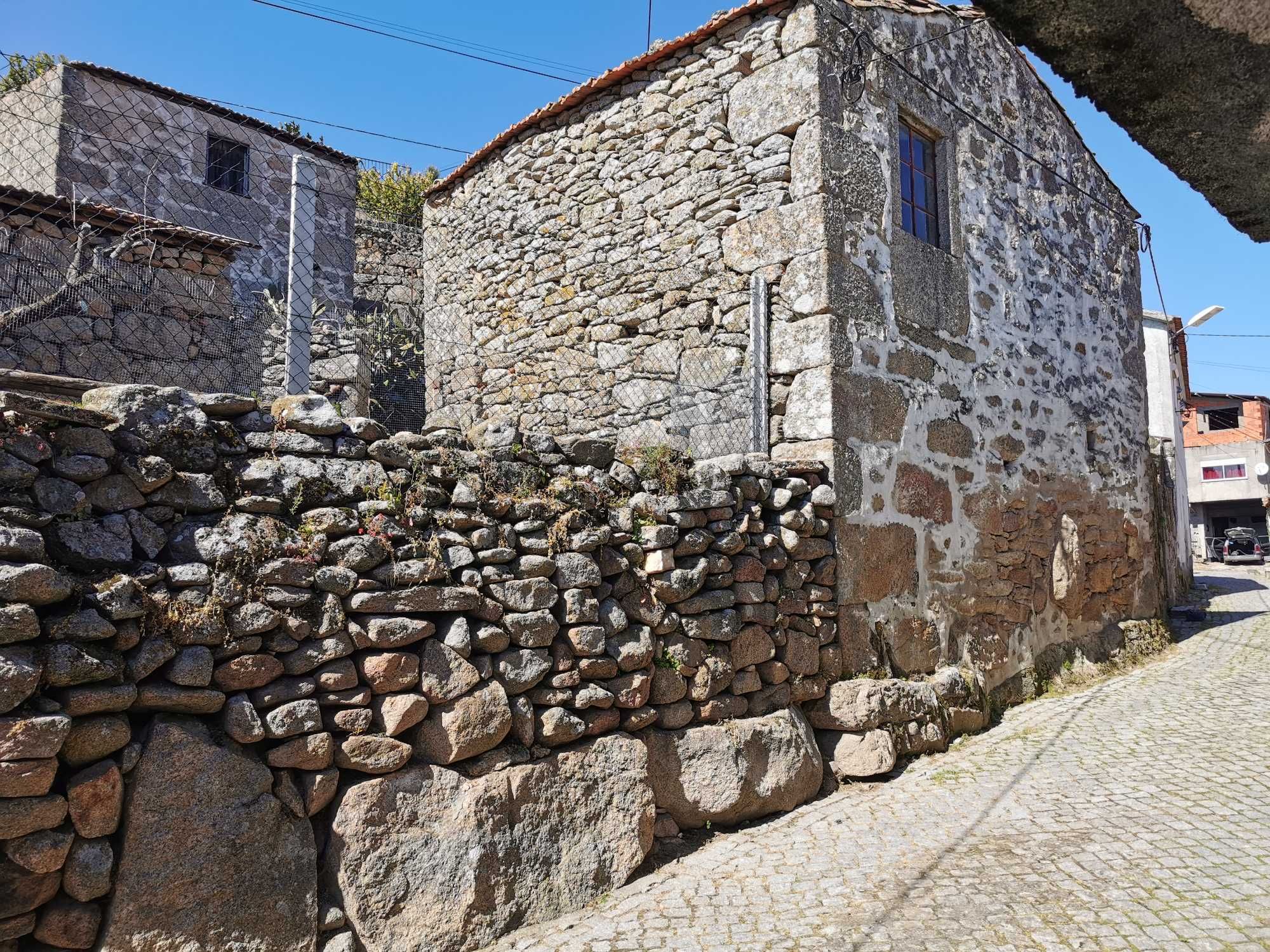 Vende-se Conjunto de moradias com terreno – Reconstrução no Douro