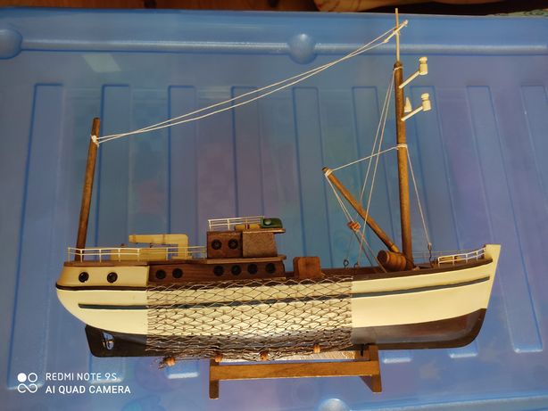 Barco em miniatura com 40 cm