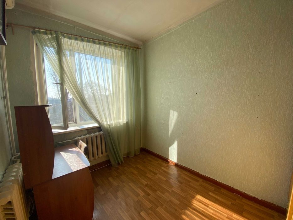 Продаж малосімейки біля автосалону Тойота