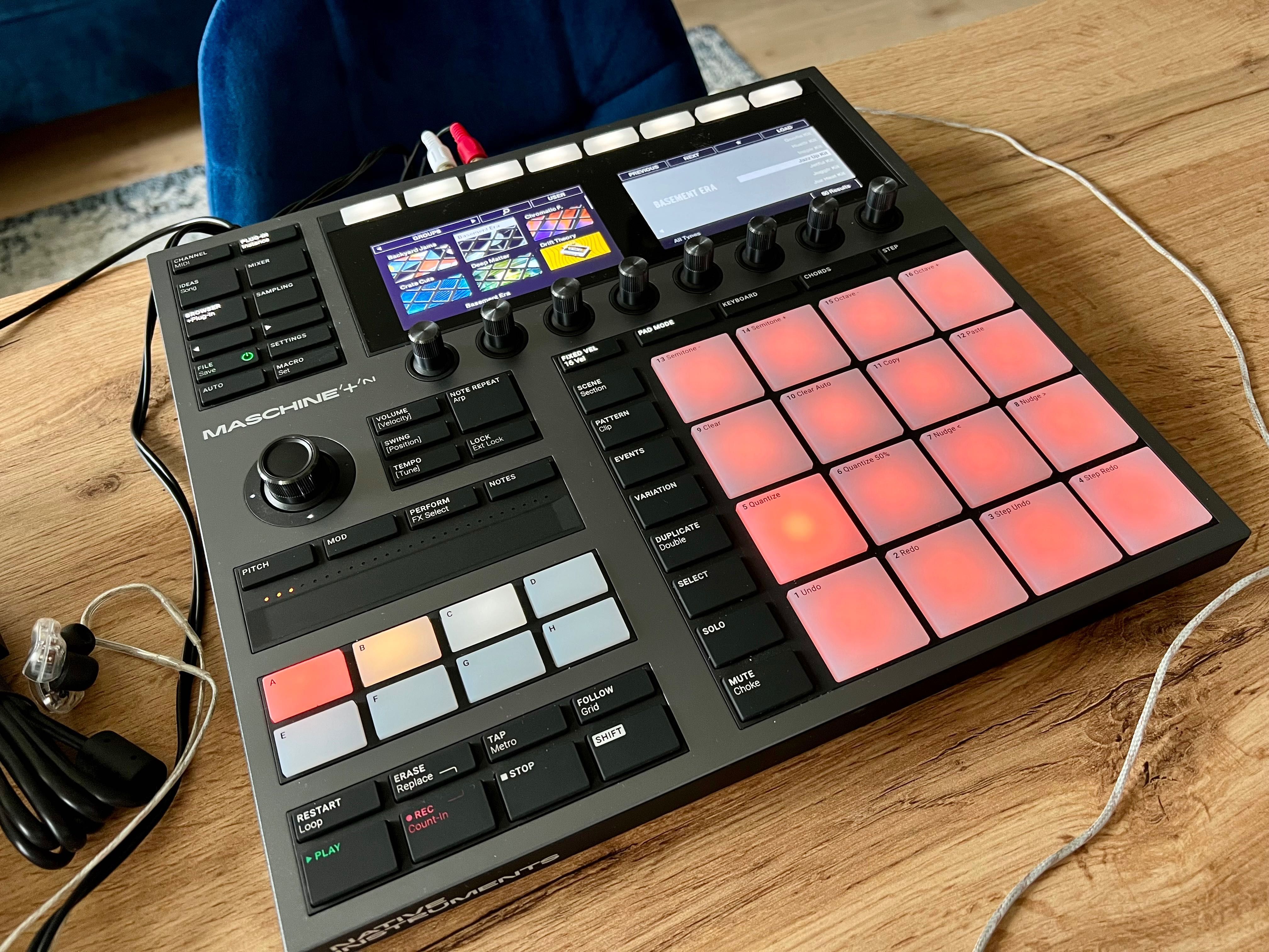 Native Instruments Maschine+ Plus (sampler, groovebox)