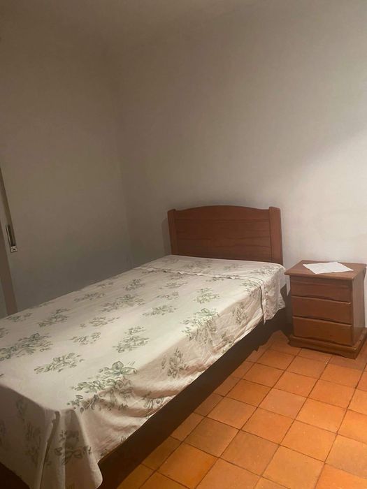 Quarto solteiro com casa de banho privativa