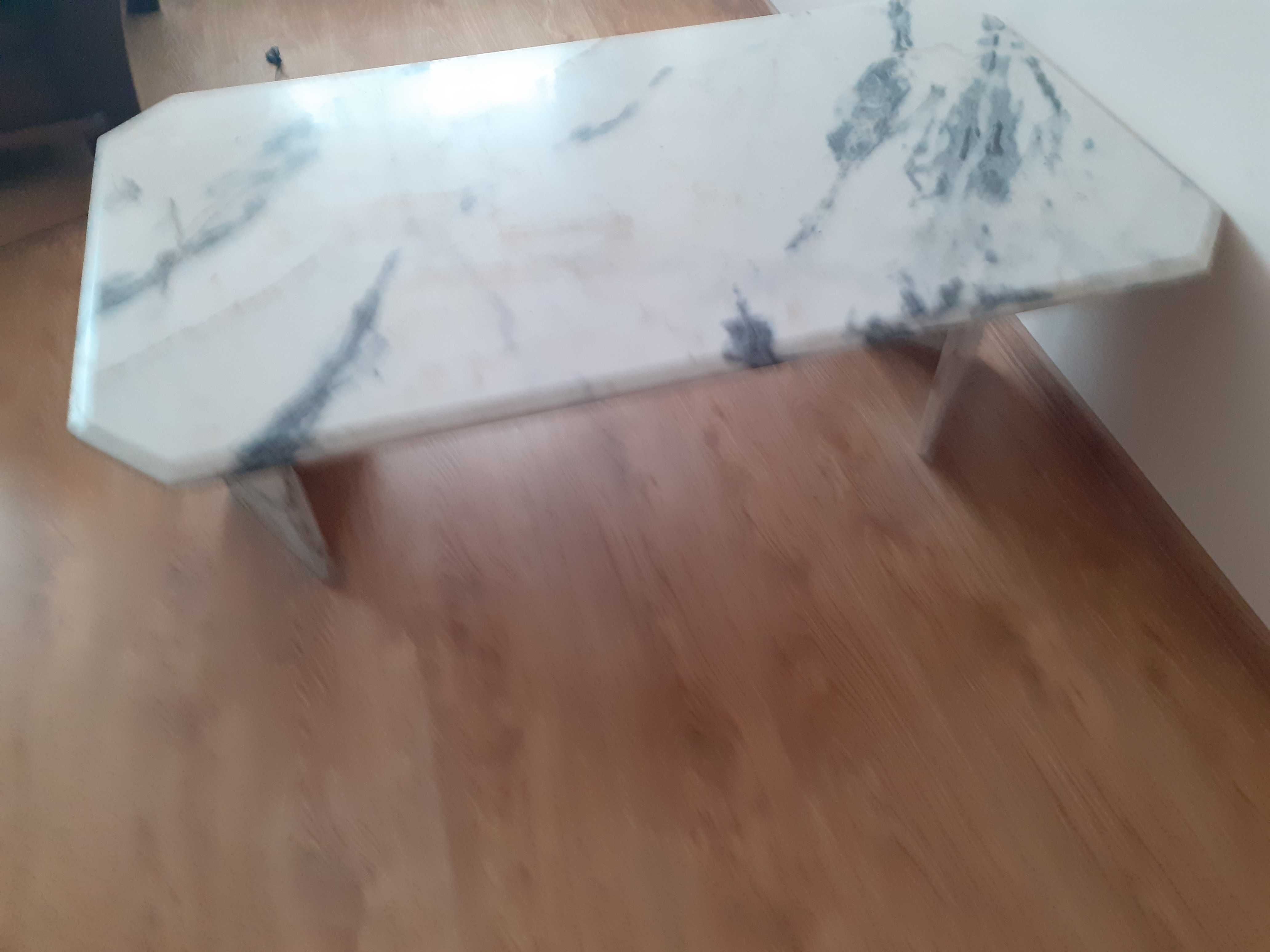 Duży stolik z marmuru kararyjskiego
