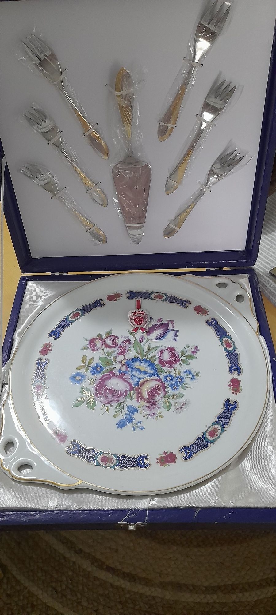 Conjunto de prato e talheres para bolo