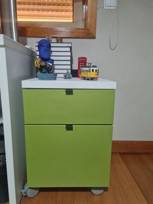 Quarto casal - cama, mesinhas de cabeceira e armario com gavetas