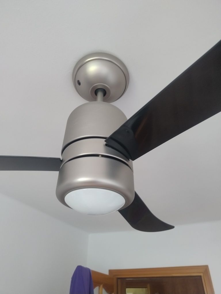 Lampa sufitowa z wentylatorem