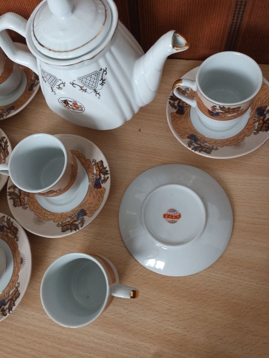 Sprzedam kompletny mini zestaw filiżanek z czajniczkiem z porcelany.