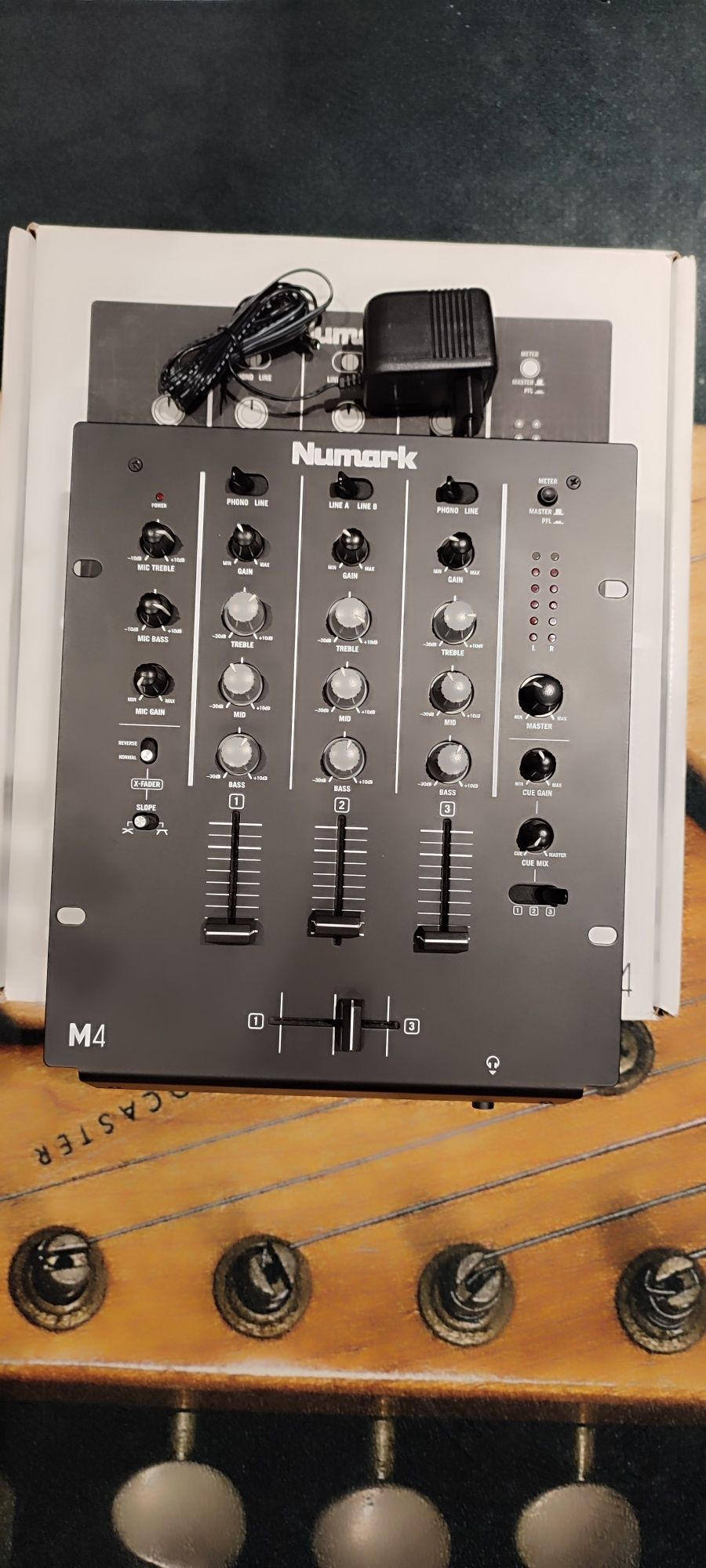 Conjunto de 2 gira-discos Numark  TT-1910 + Mesa de mistura Numark M4