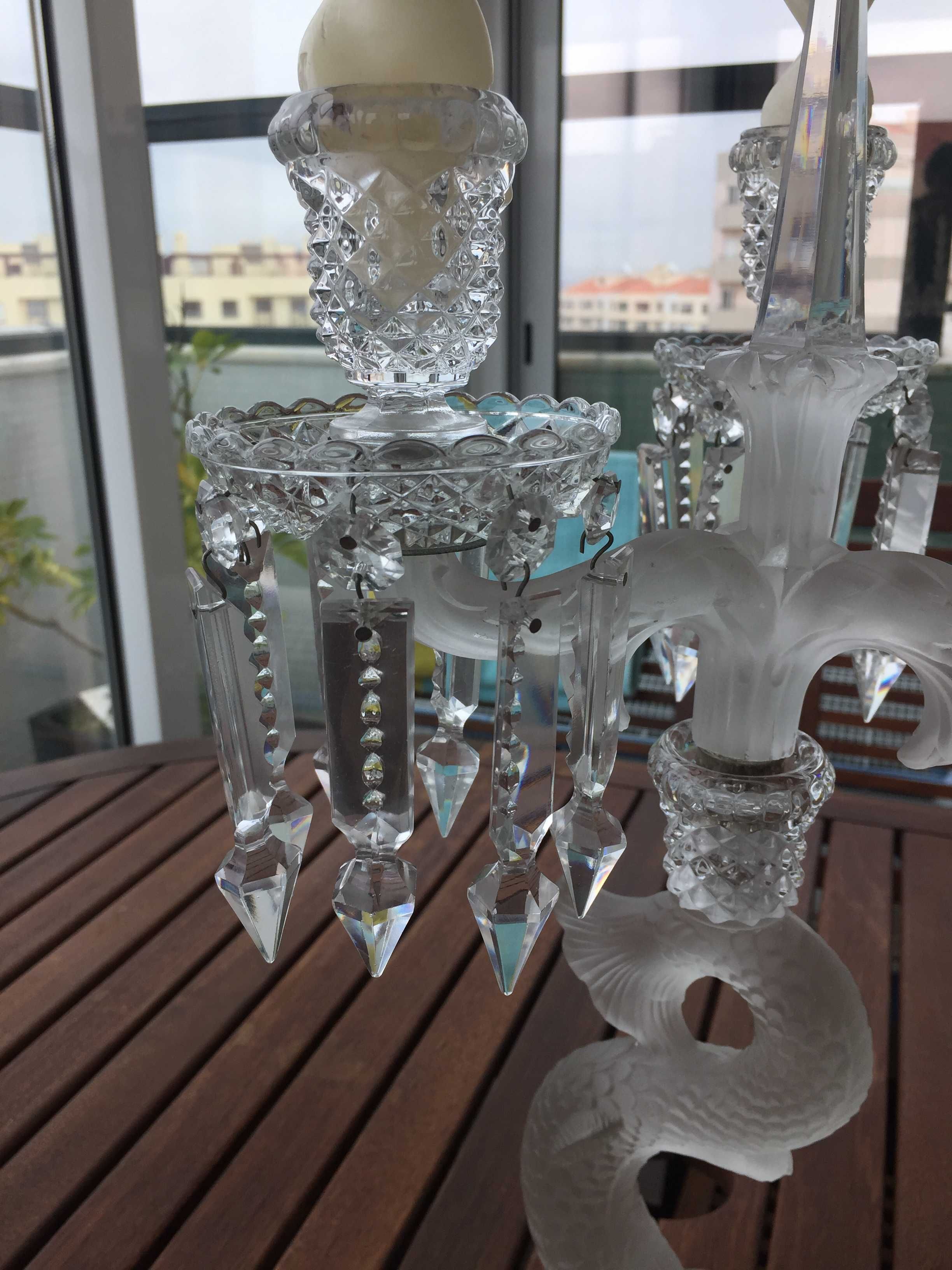 Candelabro com base em forma de peixe