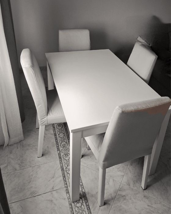 Mesa de Sala com 4 Cadeiras