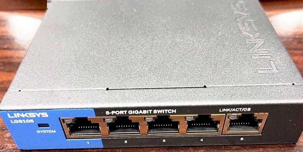 Комутатор Linksys LGS105 некерований