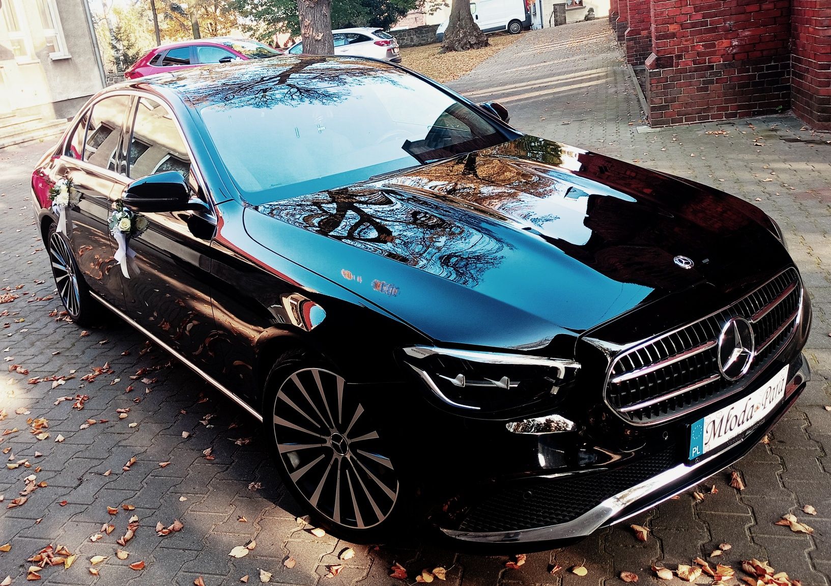 Auta do ślubu Mercedes E klasa oraz biały Cla