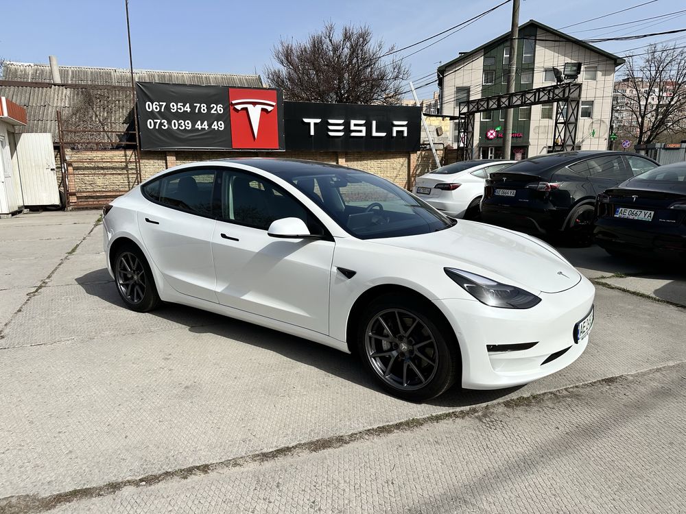 Продам tesla model 3