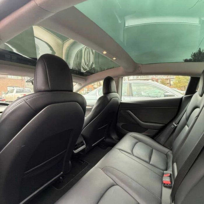 Tesla Model 3 Long Range      2022