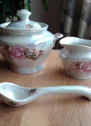 Фарфор, супниця і соусниця.