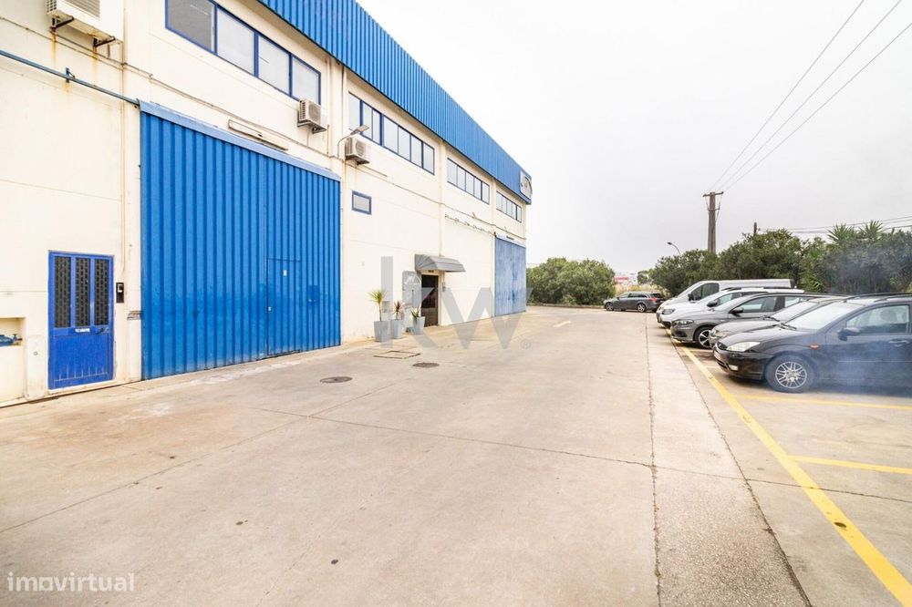 Armazém no Centro Empresarial Sintra/Estoril VI – Linhó | 220 m2 de Po