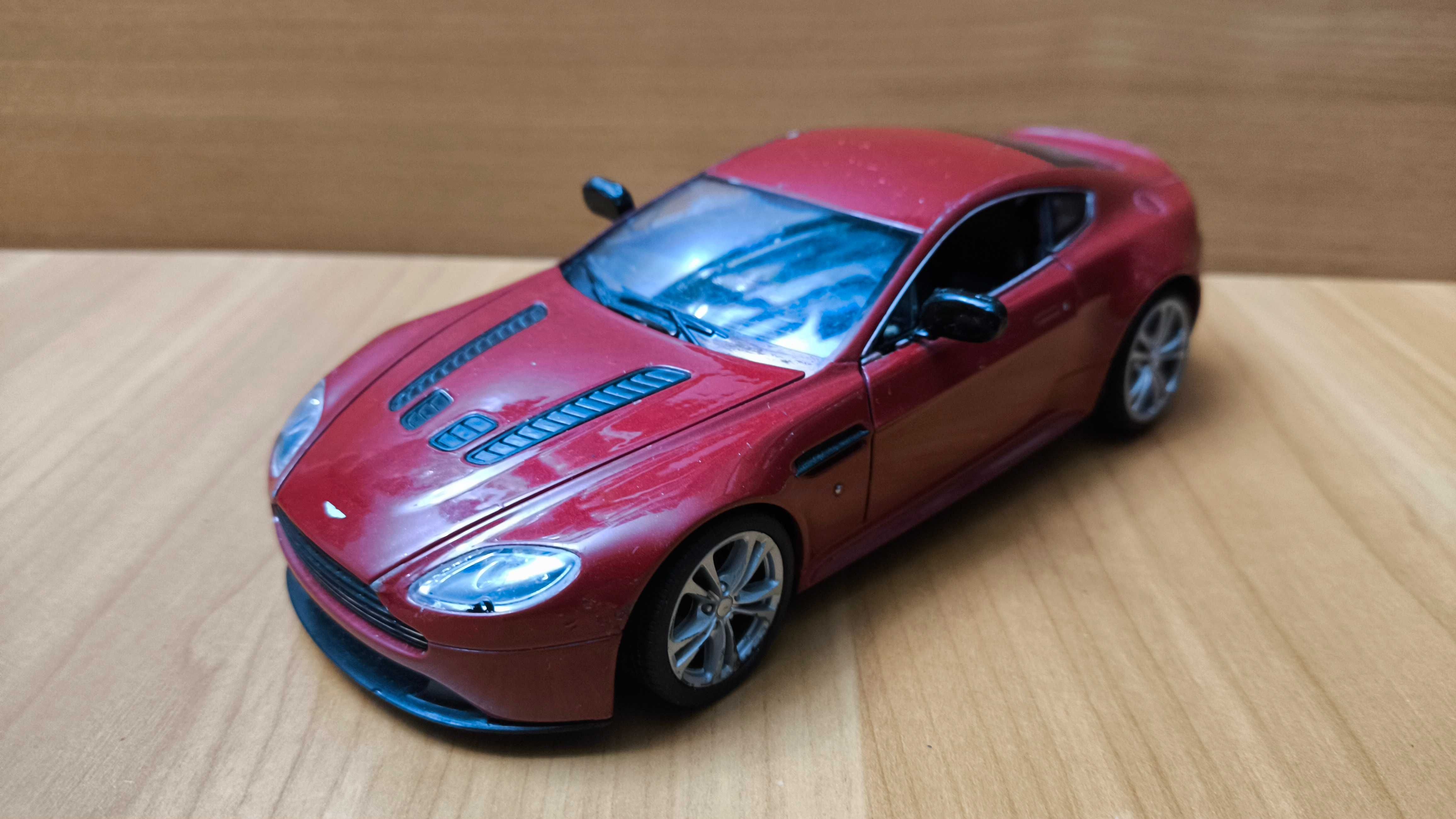 Колекційна модель Aston Martin V12 Vantage 1.24 Welly