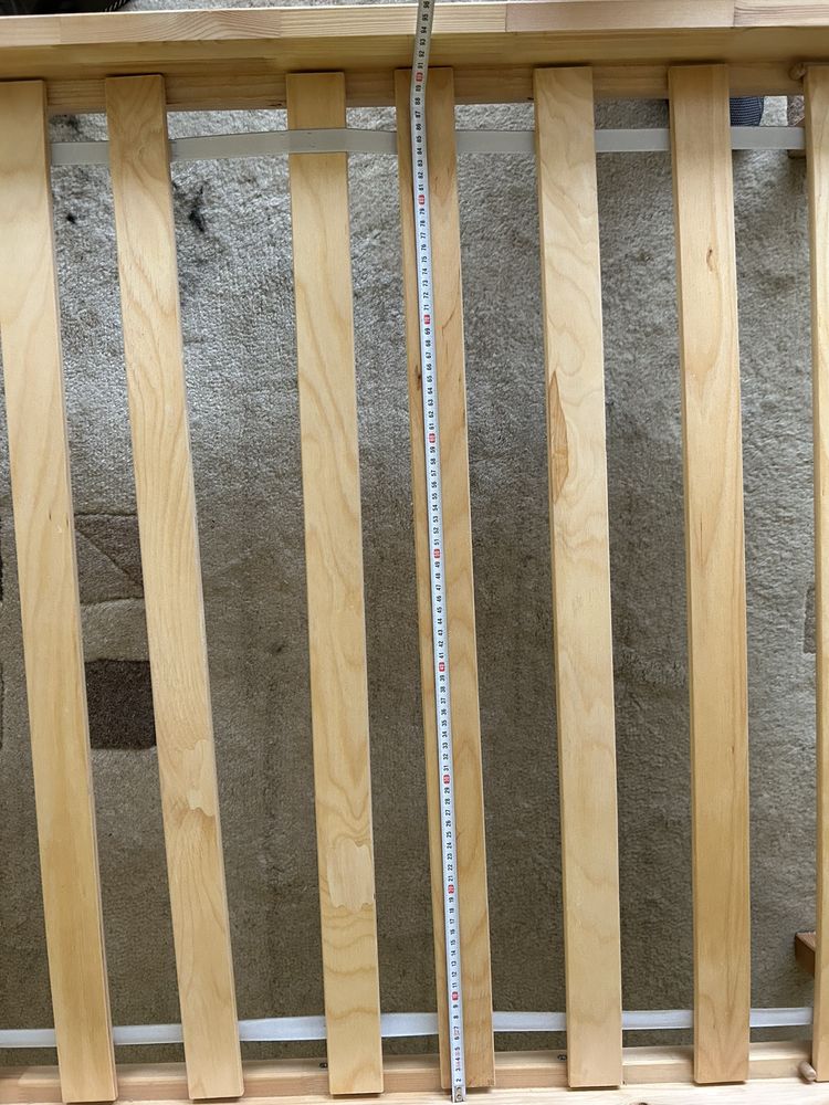 Cama de solteiro em pinho com estrado