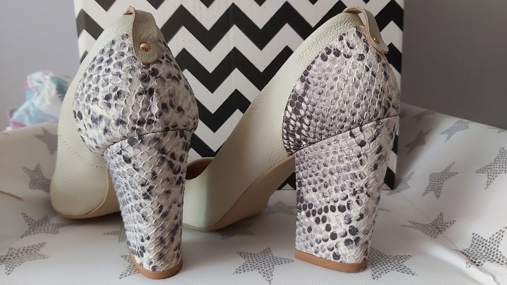 Czółenka ulmani na słupku.  Rozm. 40